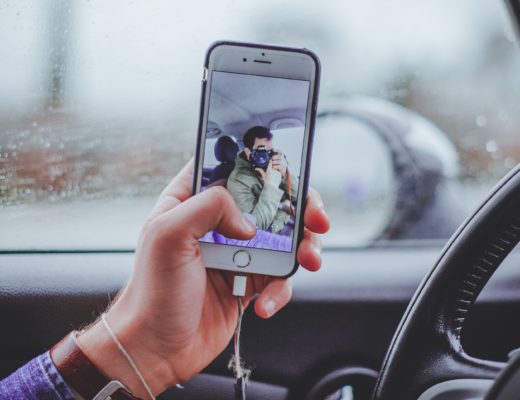 Attenzione allo smartphone in mano mentre si guida